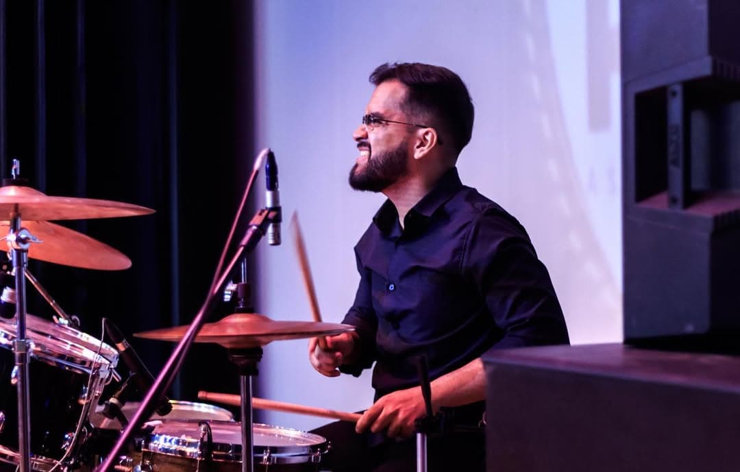 Ravy Carvalho tocando bateria